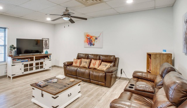 8 Mi to Kentucky Downs: Quiet Getaway w/Patio