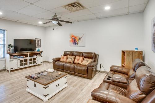 8 Mi to Kentucky Downs Quiet Getaway with Patio