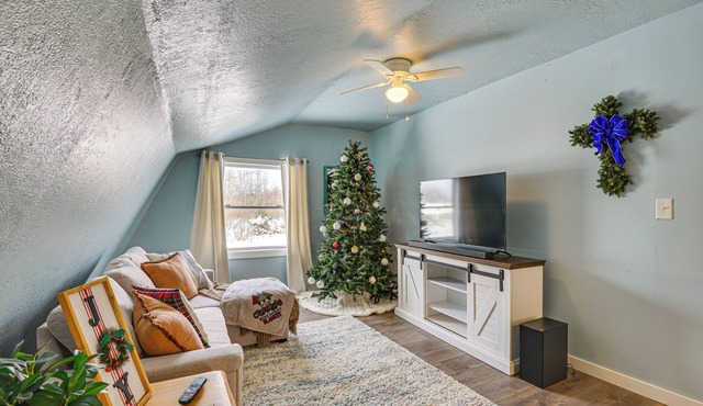 8 Mi to Lake Ontario: Pet-Friendly Apt w/Deck!