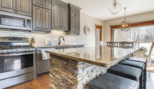 8 Mi to Lambeau Field: Family Home in De Pere!
