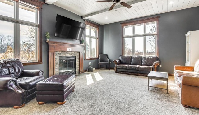 8 Mi to Lambeau Field: Family Home in De Pere!