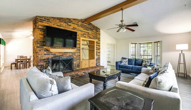 8 Mi to Lewisville Lake: Peaceful Countryside Home