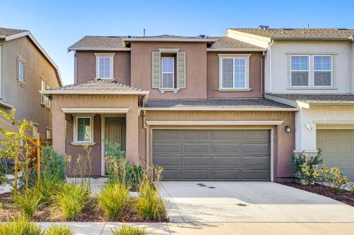8 Mi to Lincoln Park: Family-Friendly Tracy Home