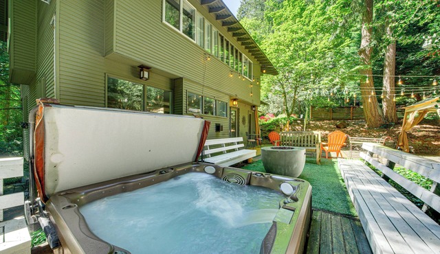 8 Mi to Lumen Field: Pet-Friendly Apt w/Hot Tub