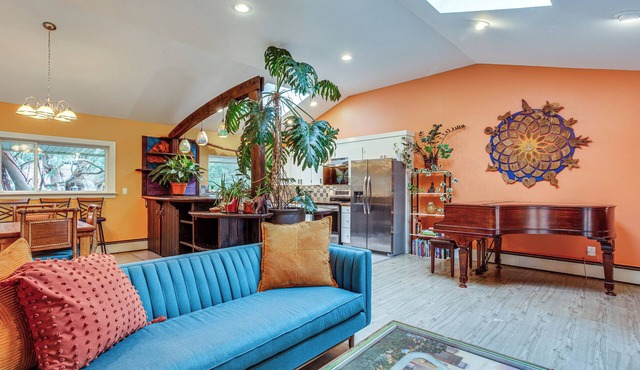 8 Mi to Lumen Field: Seattle Area Home w/Backyard