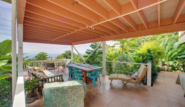 8 Mi to Magic Sands Beach: Tranquil Home w/Lanai!