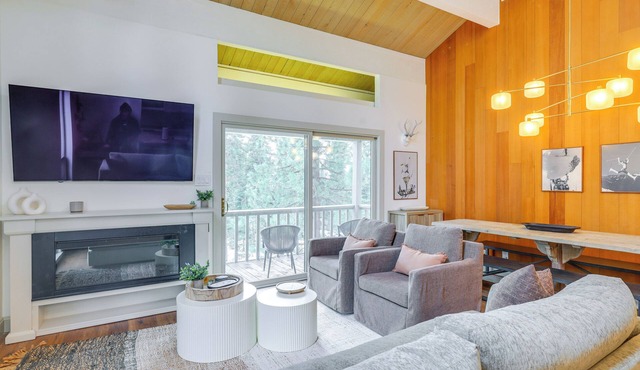 8 Mi to Northstar Slopes: Tahoe Gem w/Fireplace