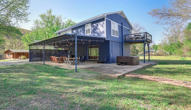 8 Mi to Ozark Folk Center: Home w/Hot Tub & Deck
