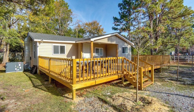 ~ 8 Mi to Pinehurst: Cozy Home w/Extended Deck!