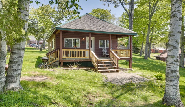 8 Mi to Saddleback Ski Area: Cabin w/Fire Pit