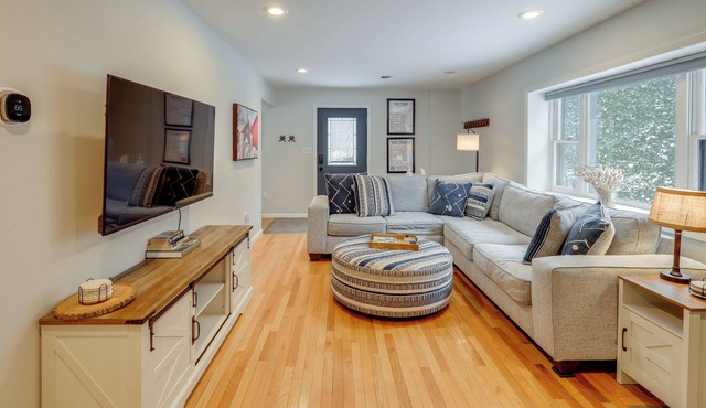 8 Mi to Saratoga Race Course: Quiet Family Home