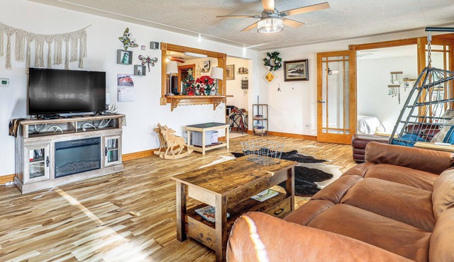 8 Mi to Scotts Bluff Nat'l Monument: Family Home