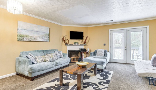 8 Mi to Stone Mountain: Quiet Getaway w/Deck