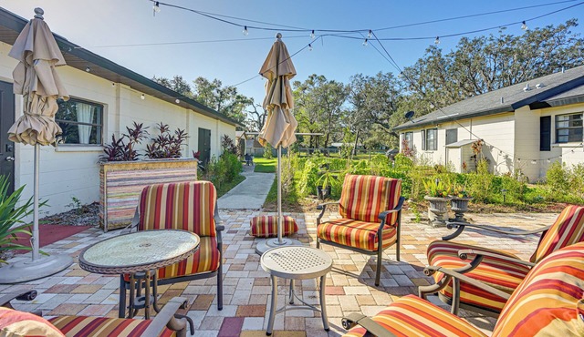 8 Mi to Tarpon Springs Sponge Docks: Gem w/Games