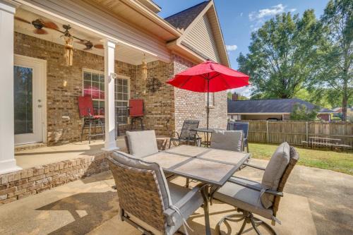 8 Mi to University of Alabama: Family Home w/Yard