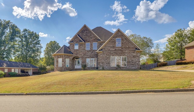 8 Mi to University of Alabama: Family Home w/Yard