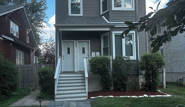 8 MILES FROM DOWNTOWN CHICAGO!