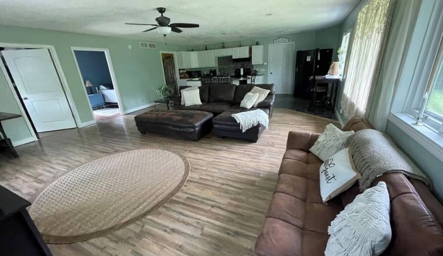 8 miles From IU Campus: Country & Quiet 2-BR apt in charming Ellettsville