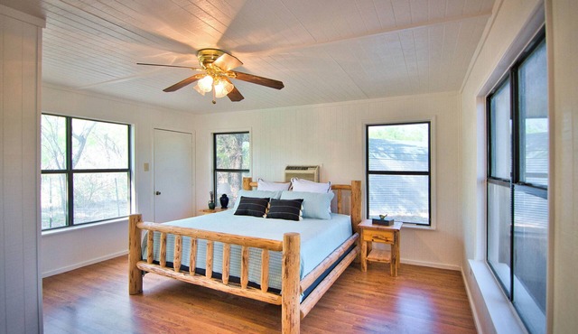 8 Miles N of Mason - cozy cabin getaway for 2 - get out and unplug!