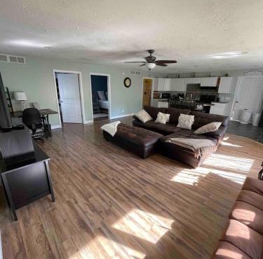 8 miles to IU Campus Country Quiet