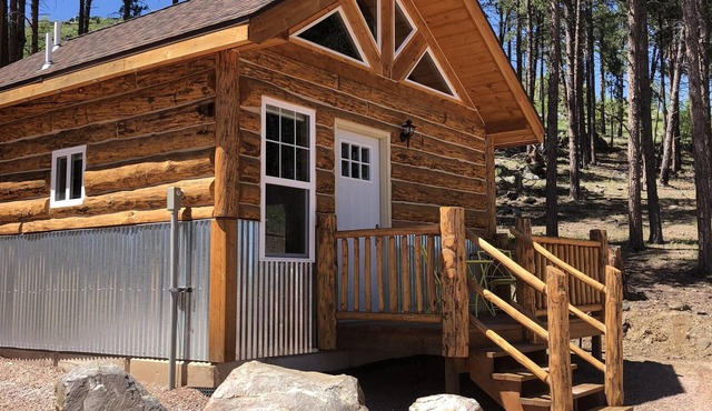 8 miles to Mount Rushmore - Sleeps 2 - King Bed