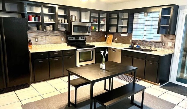 8 min from WEC! Adorable 2BR home with pool