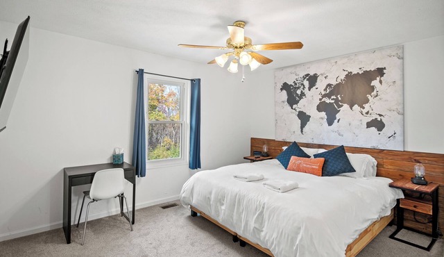 8 min to Ark, Playroom, Sleeps 12 on Quiet Street