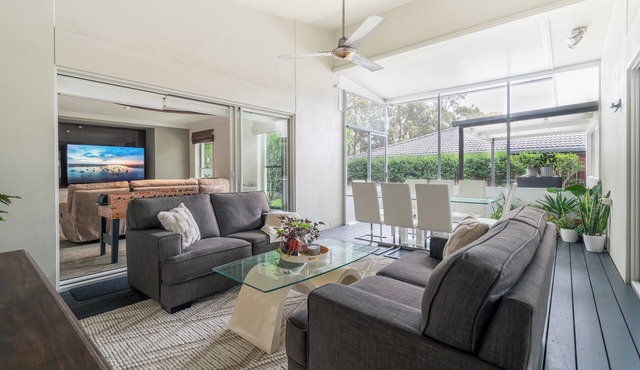 8 min to beach, Sleeps 12 + Pets