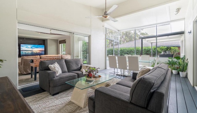 8 min to beach, Sleep 12 and Pets