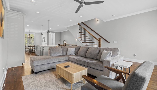 8 min to Broadway-Spacious 3BR-Garage-5 beds
