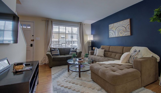 ❃8 Min walk to Metro/Fenced Yard ❃ King Bed❃ Old Town Central Retreat ❃