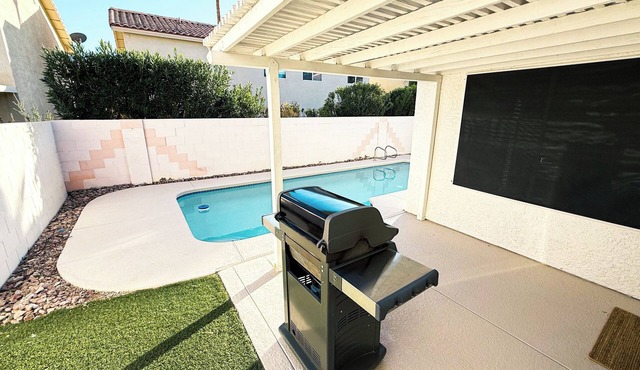 8 Mins From the Strip & 5 Mins From the Airport w/Pool