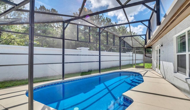 8 minutes from disney parks! Beautiful home with pool heated!