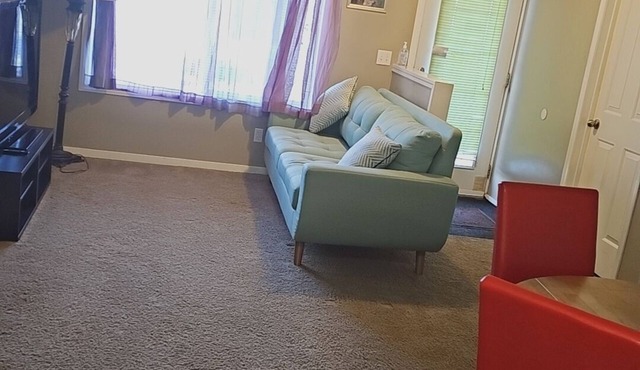 8 minutes to Airport Spacious suite close to Amenities. 20 mins to Downtown