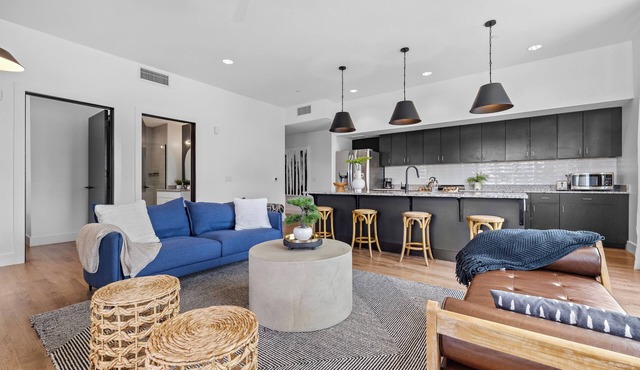 8 Minutes to Broadway-Balcony-King Beds-Walkable
