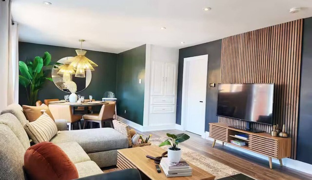 8 minutes to downtown Ottawa Private HOT TUB sleeps 10