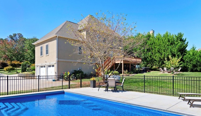 8-minutes to Downtown Asheville! Private Pool and Hot Tub | Bathrooms en-suite