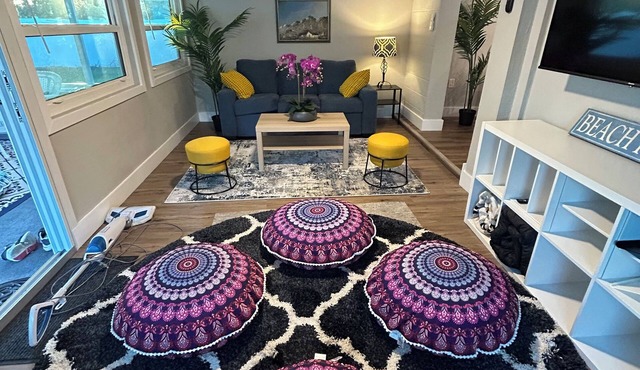 8 Minutes to SIESTA BEACH! 3-bedrm Oasis in Sarasota - Kng, Queen, 2 full beds