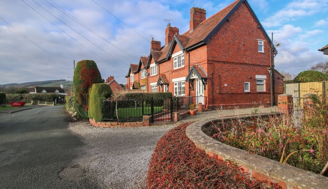 8 NEW HOUSES, pet friendly, character holiday cottage in Chirk