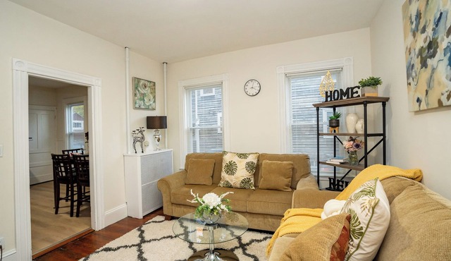 8-Peaceful & Bright apt/3br right to Boston line