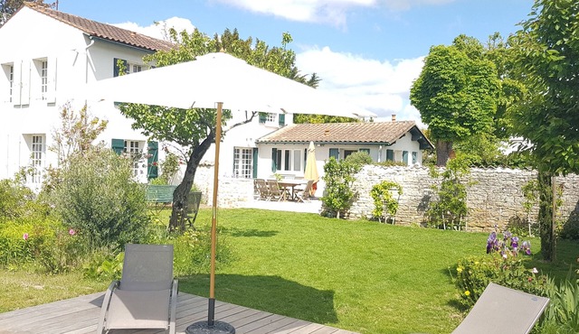 8 pers/House and charming garden -calme garanti- with swimming pool in town