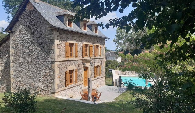 8-person gîte in the heart of nature with outdoor swimming pool