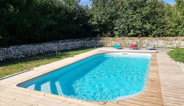 8-person gite with swimming pool and pétanque court, 25 minutes from Futuroscope.