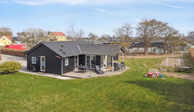 8-person holidayhome close to childfriendly beach