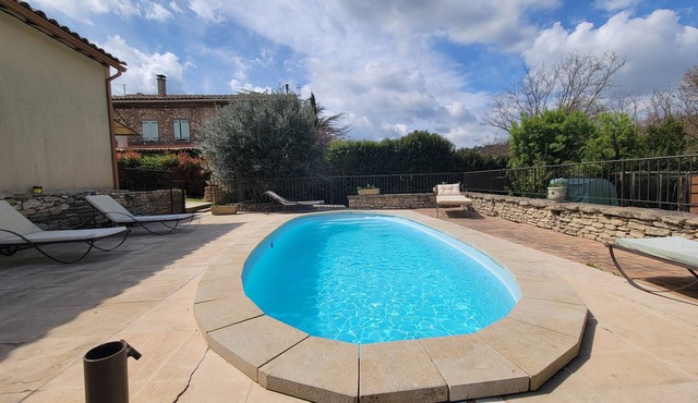 8-person house with pool and jacuzzi, 5 minutes from apt.