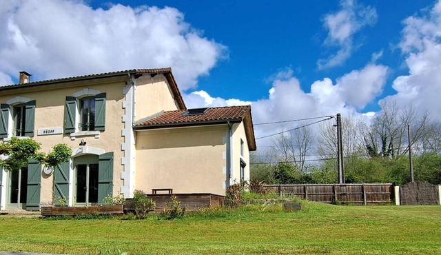 8 person house with swimming pool and quality fittings