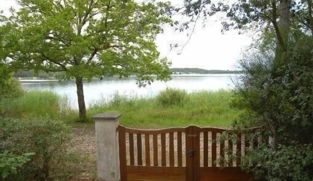 8-person lakeside villa in an exceptional natural setting