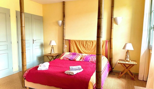 8-person self-catering cottage with shared pool and private garden facing the Pyrenees Mountains