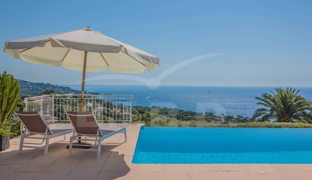 8-person villa with panoramic view close to the beach