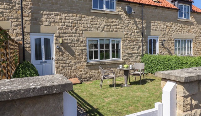 8 POTTERGATE MEWS, family friendly in Helmsley